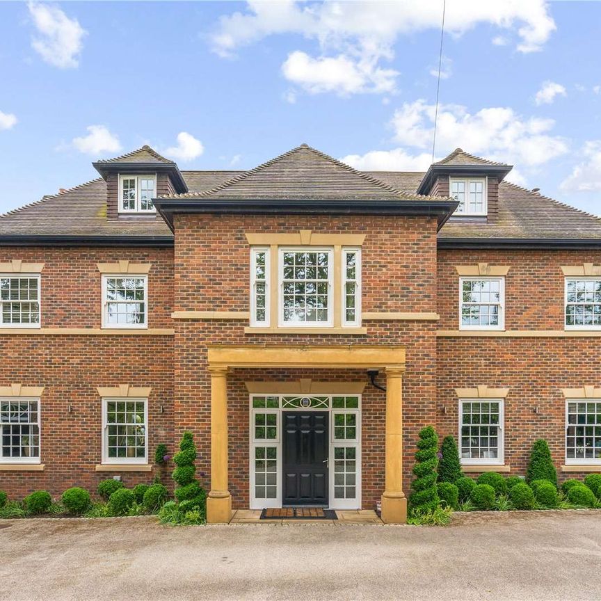 Available for short let, A stunning six bedroom family home on the prestigious Wentworth Estate. - Photo 1