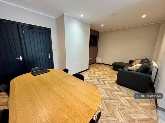 6 bedroom semi-detached house to rent - Photo 1