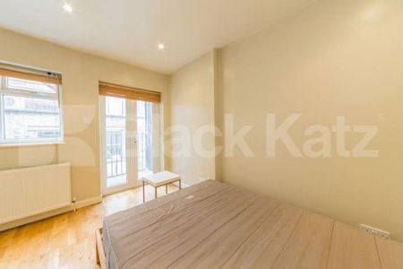 City Location 1 bedroom property with balcony near old street station - Photo 2
