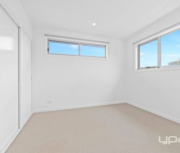Stylish 2-Bedroom Home with Ensuites & Tranquil Backyard - Prime Ma... - Photo 1