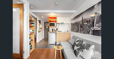 FURNISHED 2-bedroom corner block apartment - GAS & WATER included in rent - Photo 4