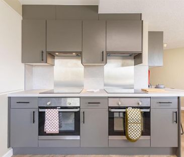 1 bedroom in a flat share to rent - Photo 4