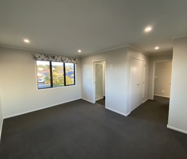 This immaculate three bedroom family home is located in the suburb ... - Photo 1