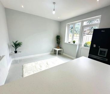 4 bedroom end of terrace house to rent - Photo 5