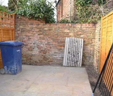 2 bedroom character property to rent - Photo 6