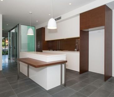 DESIGNER FIVE BEDROOM BOUTIQUE TERRACE ON LONG OR SHORT LEASE! - Photo 2