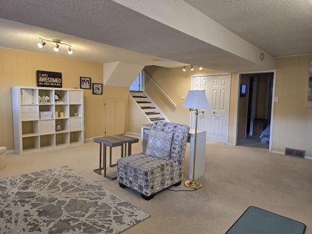 For Lease - 16 Meadowview Road, London South, Ontario - Photo 2