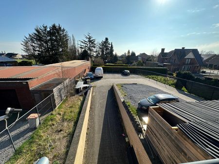 Ruim duplex appartement met 3 slaapkamers, terras en privé parking - Photo 4