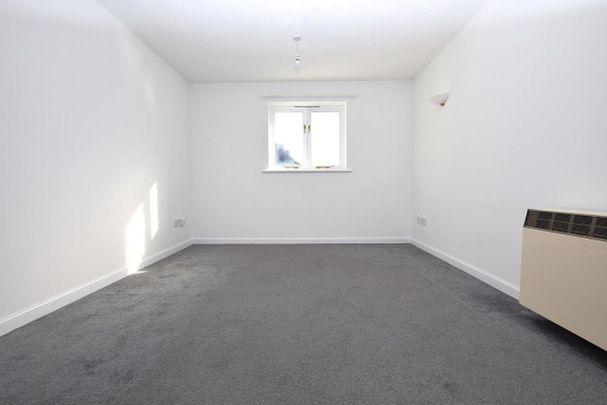 Sparks Close, Dagenham, RM8 - Photo 1