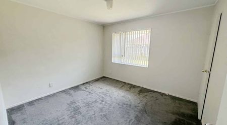 Spacious 3-Bedroom Family Home with Extra Living & Storage – Flat Bush - Photo 4