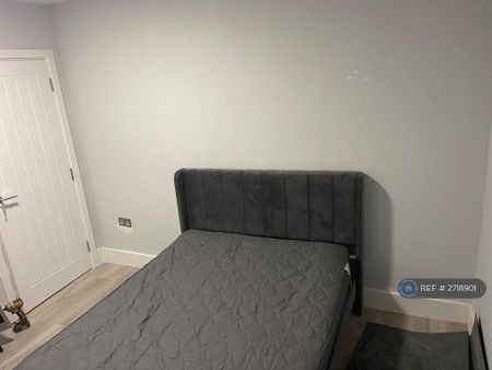 1 bedroom in a house share to rent - Photo 2