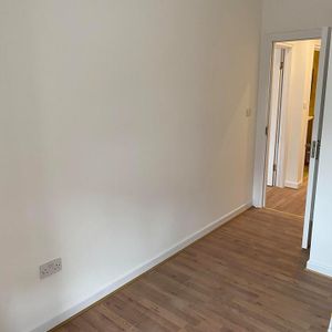 3 bedroom flat to rent - Photo 2