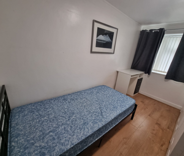 5 Bed Student Accommodation - Photo 4