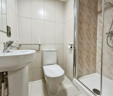 1 bedroom in a house share to rent - Photo 2