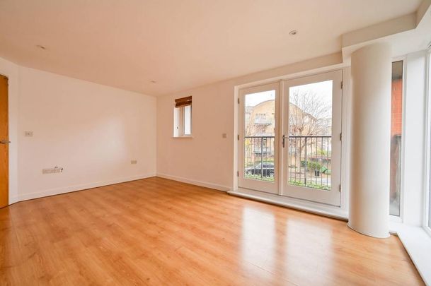 2 bedroom mews to rent - Photo 1