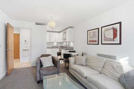 Price £1,700 pcm - Available 29/11/2025 - Furnished - Photo 2