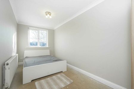 Grove Crescent, Hanworth, TW13 - Photo 3