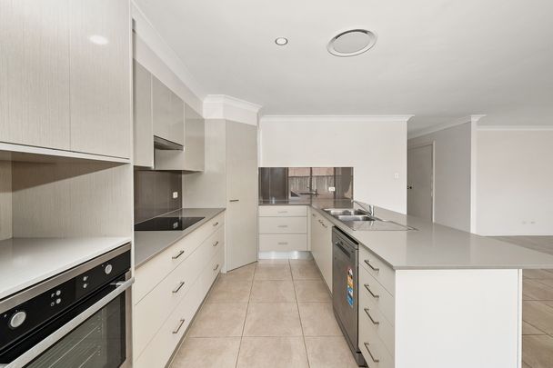 6 Songlark Place, Aberglasslyn NSW 2320 - House For Rent | Domain - Photo 1