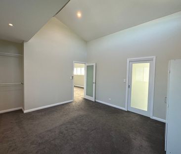 Modern One Bedroom Apartment - Photo 3