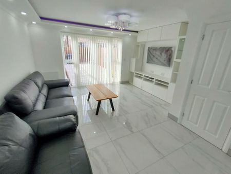 3 bedroom semi-detached house to rent - Photo 3