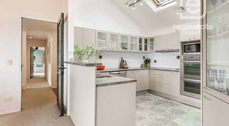 Room for Everyone – Breathtaking Views in Matakatia Bay! - Photo 4