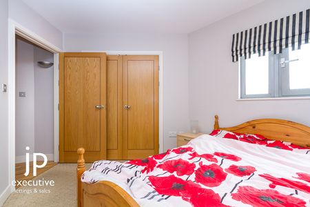 ALTOLUSSO CARDIFF CITY CENTRE FULLY FURNISHED ONE BEDROOM APARTMENT WITH PARKING - Photo 2