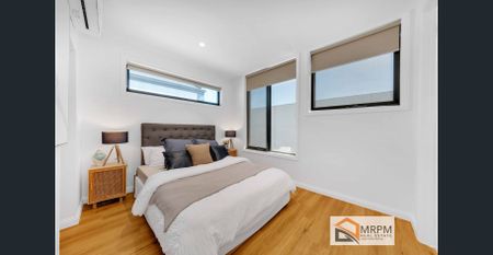 Brand new Designer 3 bedroom townhouse with study - Photo 2