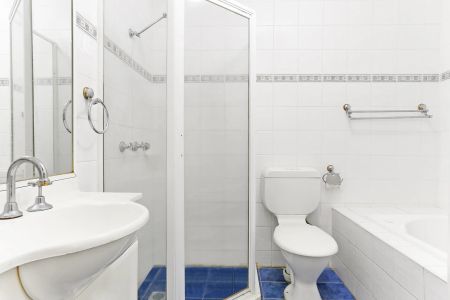 Dual level top floor apartment - East aspect - Photo 4