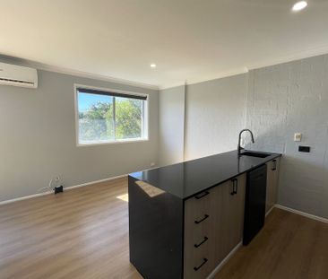 Beautifully Renovated Apartment - Photo 6