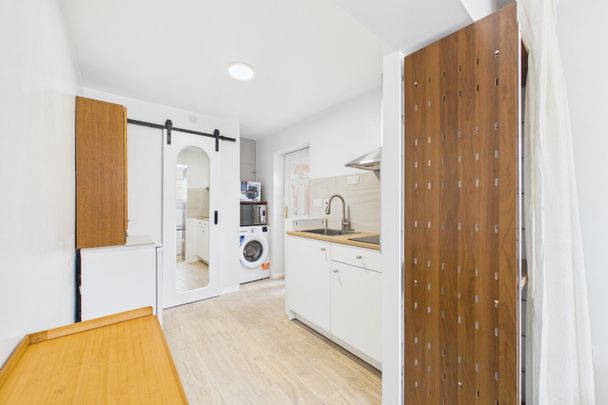 1 bedroom Studio in Wedderburn Close, Wokingham - Photo 1