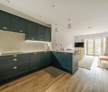 4 bedroom semi-detached house to rent - Photo 6