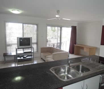 CENTRALLY LOCATED 3 BEDROOM UNIT WITH PRIVATE COURTYARD - Photo 6