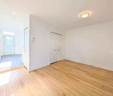 **Because You Deserve Renovated 4 1/2, TOP FLOOR, Metro Lasalle,Ver... - Photo 2