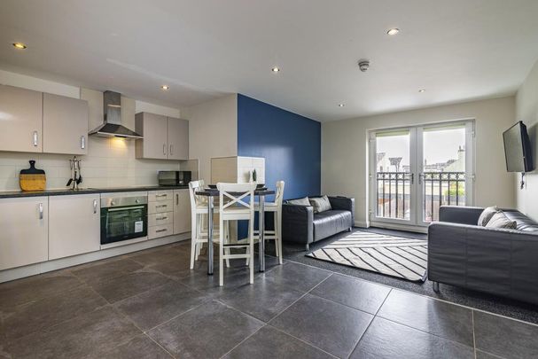 4 bedroom flat to rent - Photo 1