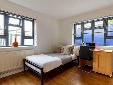1 bedroom in a flat share to rent - Photo 3