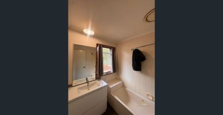 Spacious Family Home on Generous 562m² Corner Block in Central Werribee @510 per week rent. - Photo 2