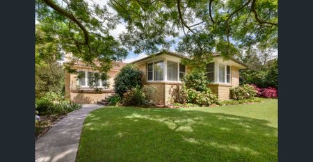 Pristine 4 bedroom brick home - Photo 3