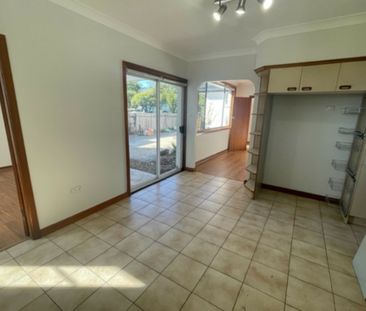 2 Bedroom Home - Great Location! - Photo 3