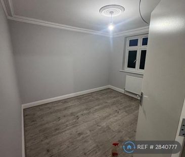 4 bedroom semi-detached house to rent - Photo 6