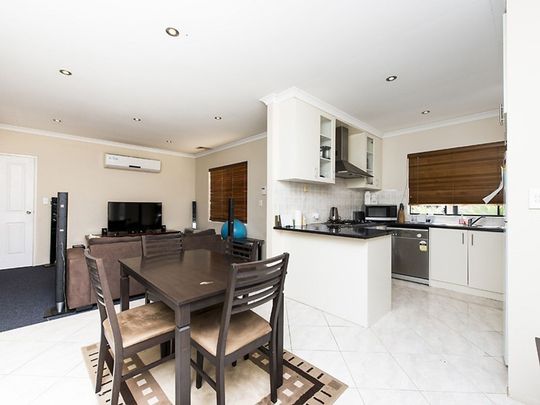 Modern Street Front Villa - Photo 1