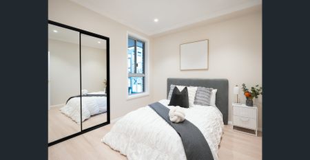 Modern 4-Bedroom Living in Prime Oran Park Location ! - Photo 3