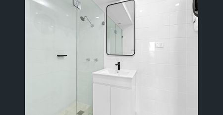 Stylishly renovated 2 bedroom apartment. - Photo 4
