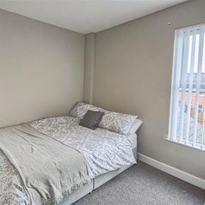 Room 6, 157 University Street, Belfast, BT7 1HR - Photo 2