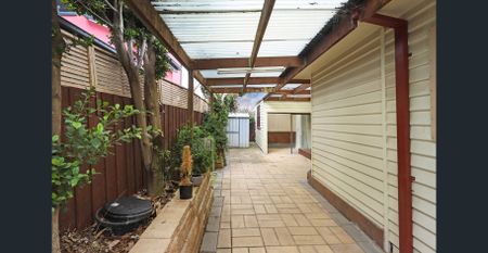 UPDATED FAMILY HOME IN PRIME LOCATION! - Photo 2