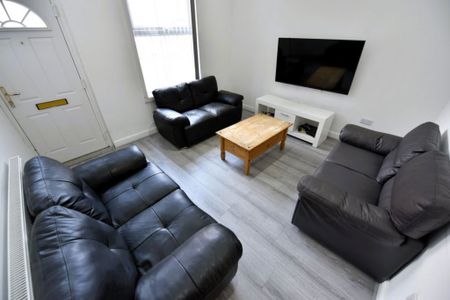 3 bedroom House in Harold Grove (3 BED), Leeds - Photo 2