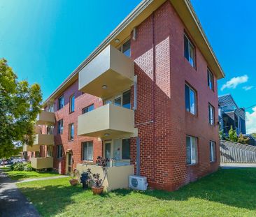 Spacious Two Bedroom Apartment In The Heart Of Kew - Photo 3