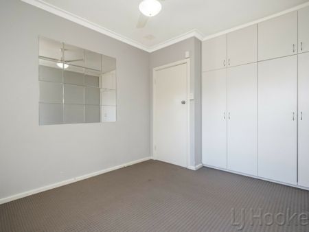 Renovated 2 Bedroom Apartment - Photo 2