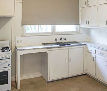 TWO BEDROOM HOME IN QUIET STREET - Photo 3