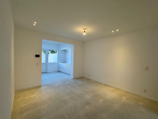 Te huur: volledig gerenoveerde, lichtrijke woning aan het water - Photo 1