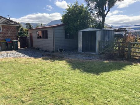 3 Bedroom Home | Open Plan Living | Close to Town - Photo 5